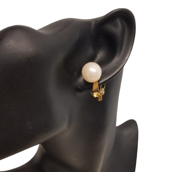 VINTAGE MADE IN JAPAN  CASUAL CLASSIC FAUX PEARL & GOLDTONED CLIP ON EARRINGS - Picture 1 of 6